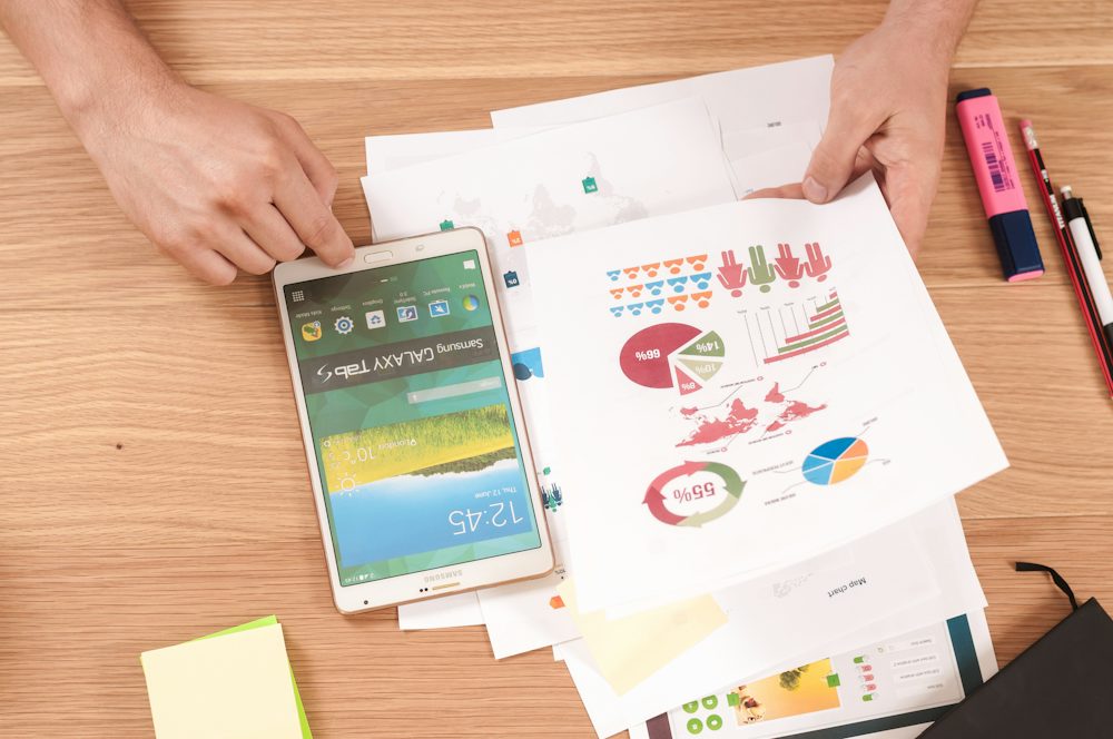 Graphiques et documents financiers étalés sur un bureau